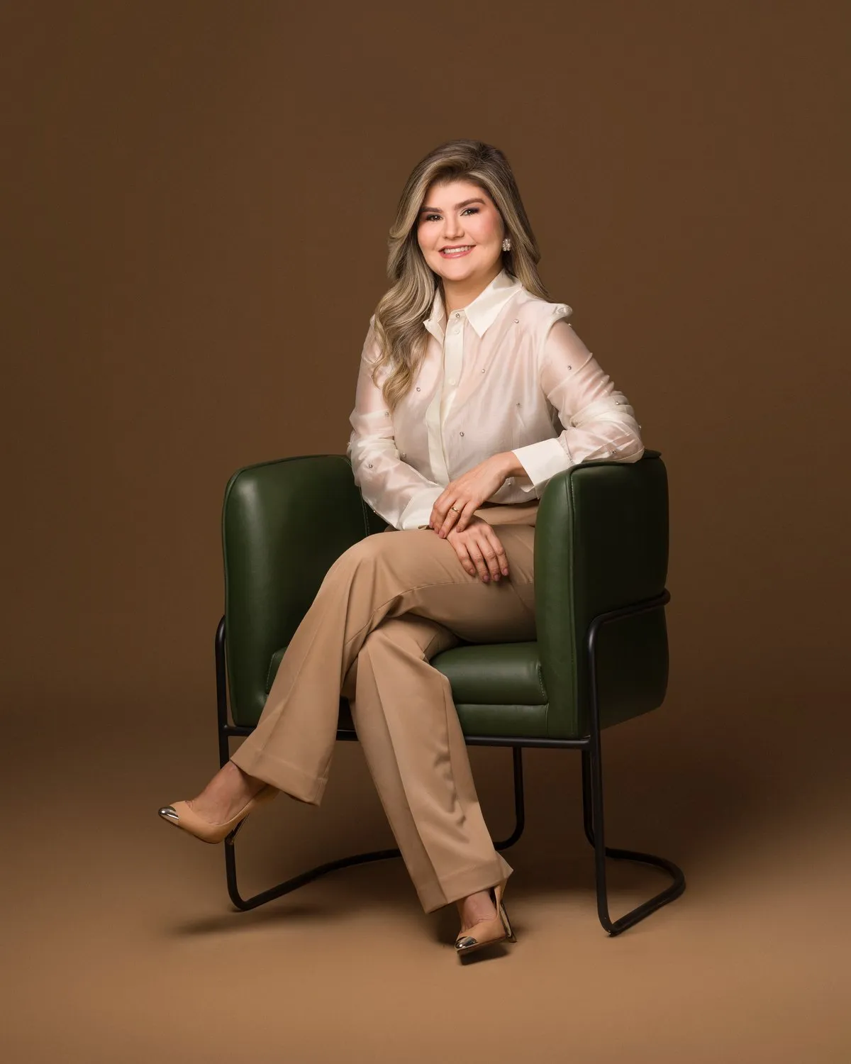 Imersão ELO para empresários da saúde com Raquel Dias Raquel Dias, que conduz a imersão para empresários da saúde, sentada em uma poltrona verde